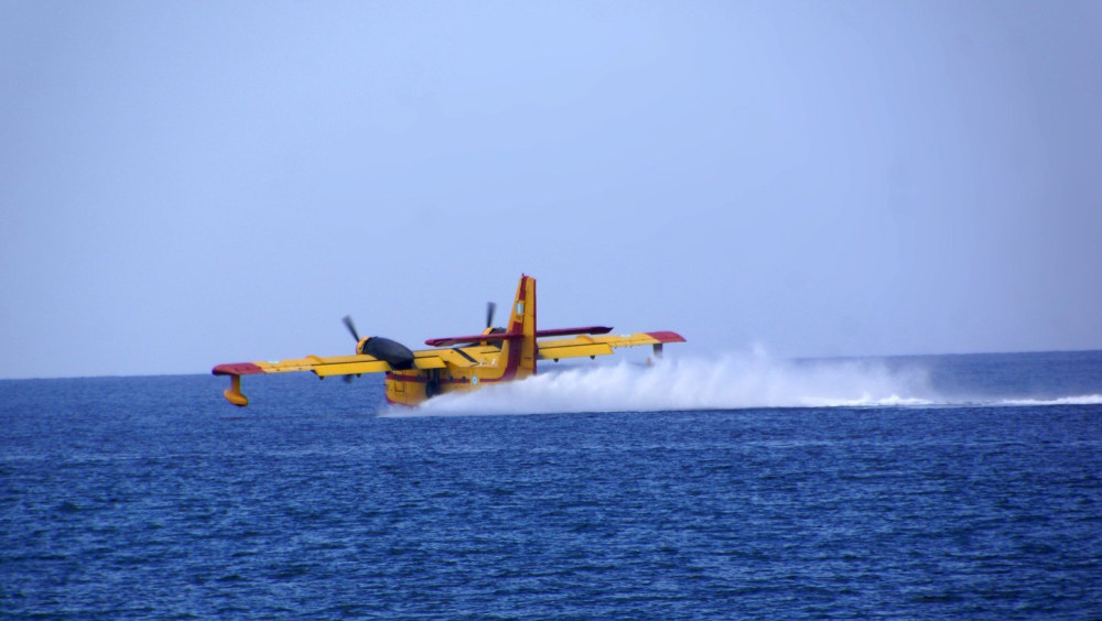 Αναγκαστική προσθαλάσσωση CL-215 στο Βραχάτι - Εκτός κινδύνου το πλήρωμα