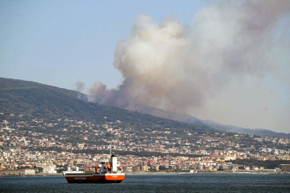 Ιταλία: φωτιά στον Βεζούβιο - Ξύπνησε και η Αίτνα