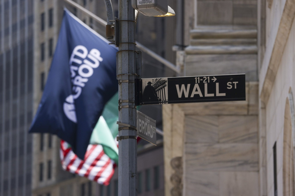 Wall Street: Τριγμοί από τις δηλώσεις Τραμπ και τις αντοχές της οικονομίας