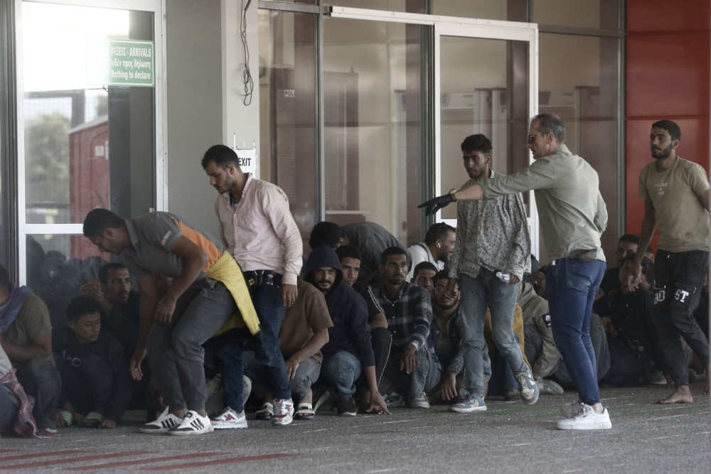 Από την Κρήτη στο Λαύριο για κράτηση οι πρώτοι μετανάστες που εισήλθαν με το νέο πλαίσιο παράνομα από τη Λιβύη (video)