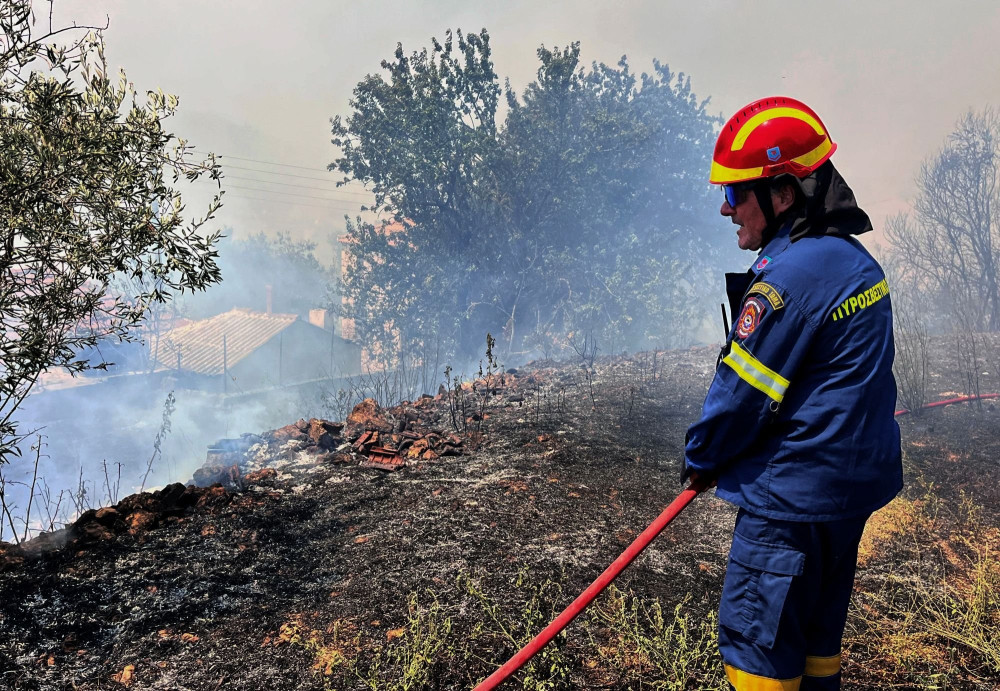Στις αυλές σπιτιών οι φλόγες  στη Ζάκυνθο-  Εκκενώσεις οικισμών στην Αχαΐα - Τα πύρινα μέτωπα στη χώρα