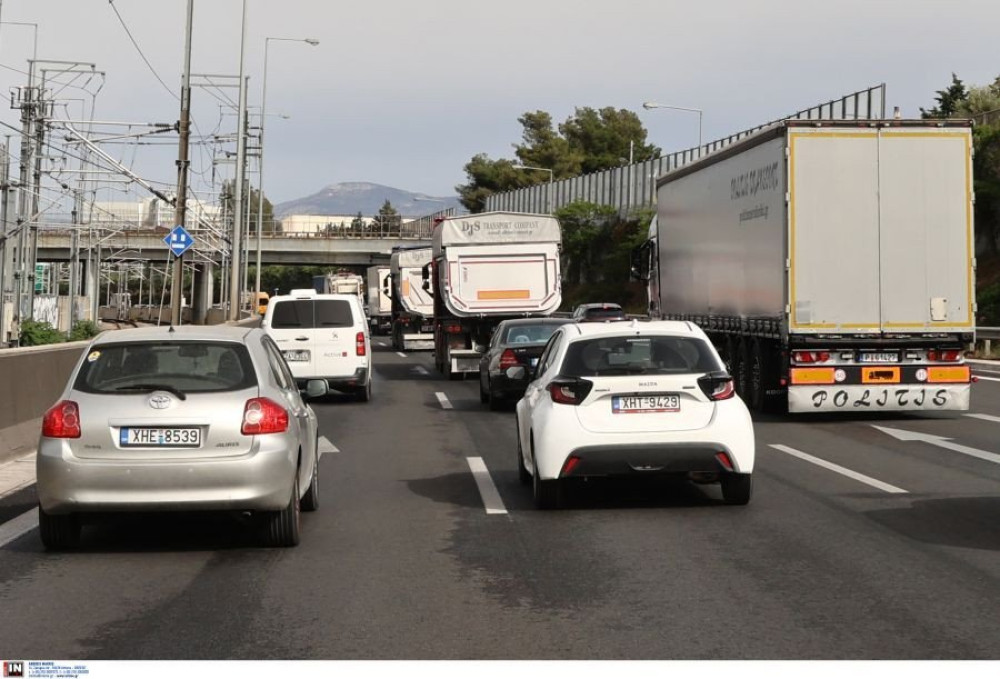 Καραμπόλα τεσσάρων οχημάτων στην Αττική Οδό – Κλειστή η αριστερή λωρίδα, καθυστερήσεις στην κίνηση