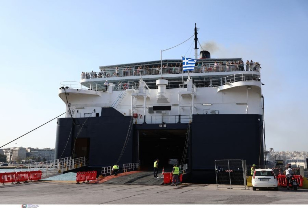 Μηχανική βλάβη στο Flying Cat 3 – Ταλαιπωρία για 340 επιβάτες στον Πειραιά
