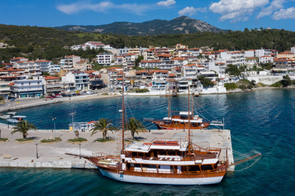 Πυρκαγιά σε γιοτ με ξένη σημαία στη μαρίνα Νικήτης – Βύθιση σκάφους στη Διάπορο Χαλκιδικής