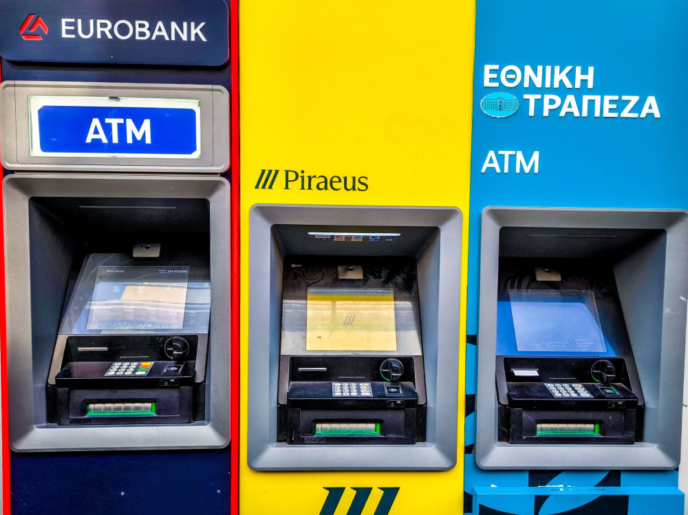 Οριστικά τέλος από σήμερα οι χρεώσεις των αναλήψεων από τα ΑΤΜ