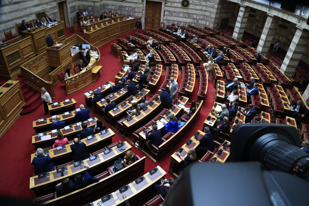 Σκηνές θεσμικής παρέκκλισης: Ποιοι θέλουν τη Βουλή Εισαγγελία και γιατί