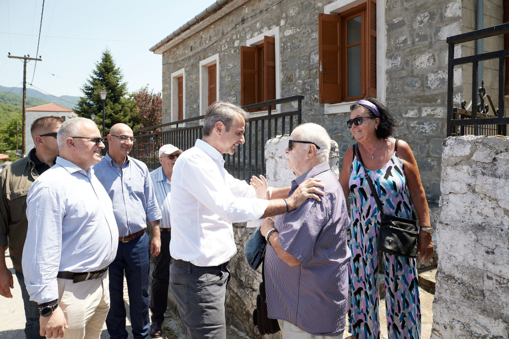 Μητσοτάκης στο Καρπενήσι - Παντού παρών