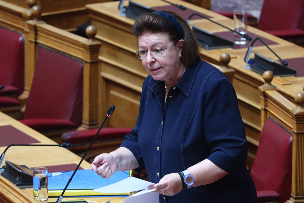 Μενδώνη: Ο λόφος Παπούρα προστατεύεται – Σύγχρονη ανάπτυξη χωρίς να θυσιάζεται η ιστορία
