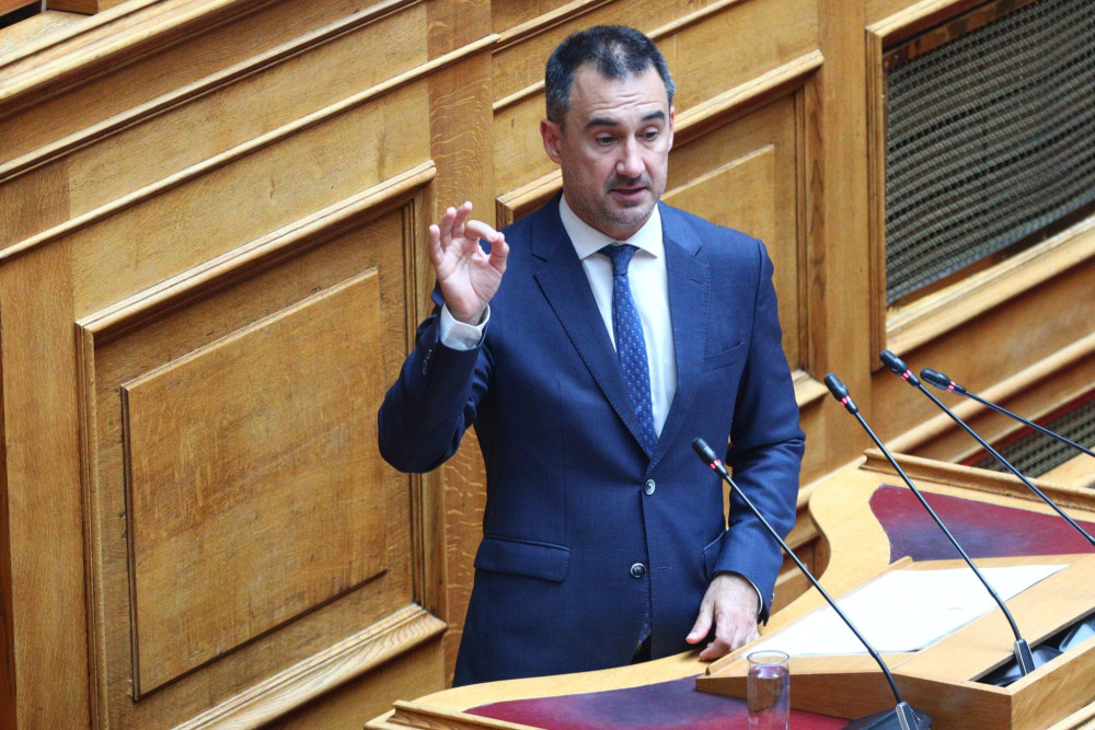 Δημοκρατία ή θέατρο; Ο Χαρίτσης και το προσωπικό του σόου στο Προεδρικό Μέγαρο