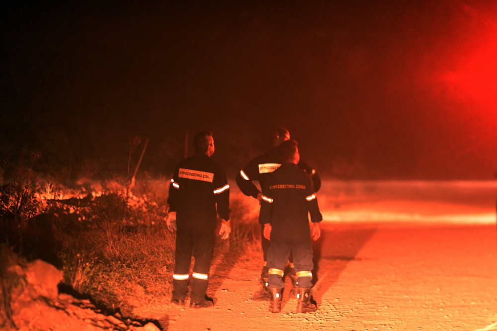 Σε «κόκκινο» συναγερμό η χώρα: Ακραίος κίνδυνος πυρκαγιάς σε 8 περιοχές - Σε πλήρη επιφυλακή η Πολιτική Προστασία (video)