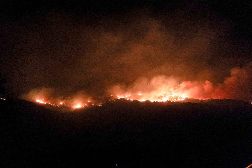 Φωτιά στη Μεταμόρφωση Πύλου: Ισχυρές δυνάμεις της Πυροσβεστικής σε επιφυλακή – Φλόγες ορατές από Καλαμάτα, καίει σε δύο μέτωπα