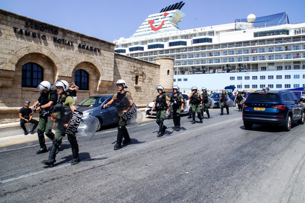 Χορεύοντας με σημαίες: Ηχηρή παρουσία Ισραηλινών τουριστών στη Ρόδο – μακριά από κραυγές μίσους (video)