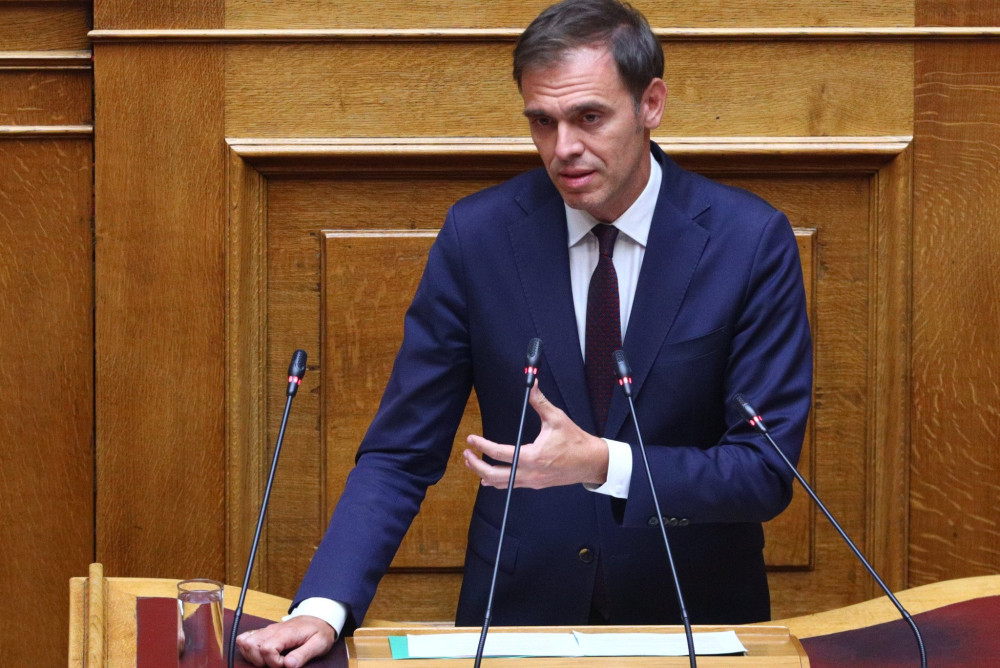 Ο Μάντζος ερμηνεύει το σύνταγμα όπως βολεύει: Όταν η θεσμική σοβαροφάνεια συναντά την αντιπολιτευτική αμηχανία