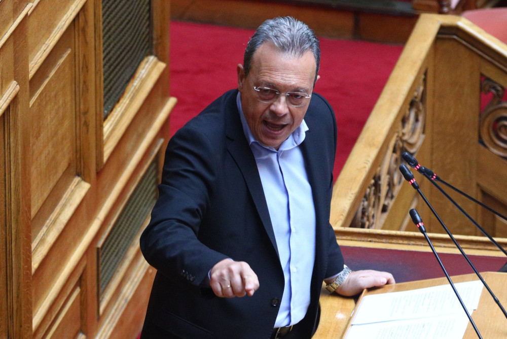 Φάμελλος: Το παλιό πρόσωπο της παλιάς πολιτικής που επιμένει να κάνει θόρυβο