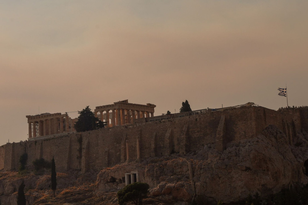 Ακρόπολη: προσπάθησε να αρπάξει τσάντα περαστικού αλλά κατέληξε στο νοσοκομείο με τραύματα