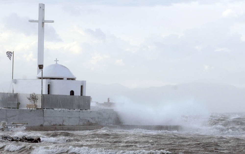 Αδυναμία πρόσδεσης στα λιμάνια Ηρακλειάς και Σερίφου λόγω σφοδρής κακοκαιρίας