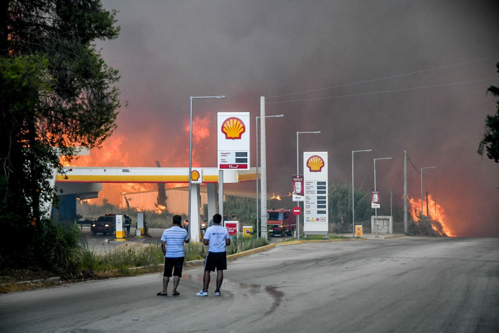 Πάτρα: μάχη για να μην επεκταθεί η φωτιά στη ΒΙ.ΠΕ. - Αναφορές για 3 τραυματίες, ένας με ελαφρά εγκαύματα