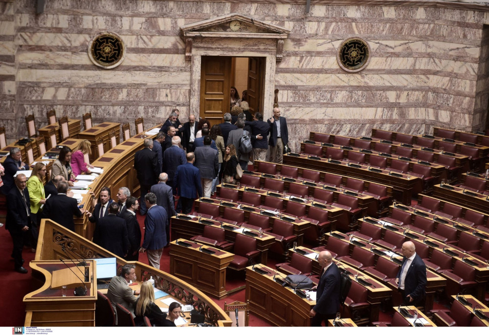 Μετέτρεψαν τη Βουλή σε βούρκο: η αντιπολίτευση στα… χειρότερά της