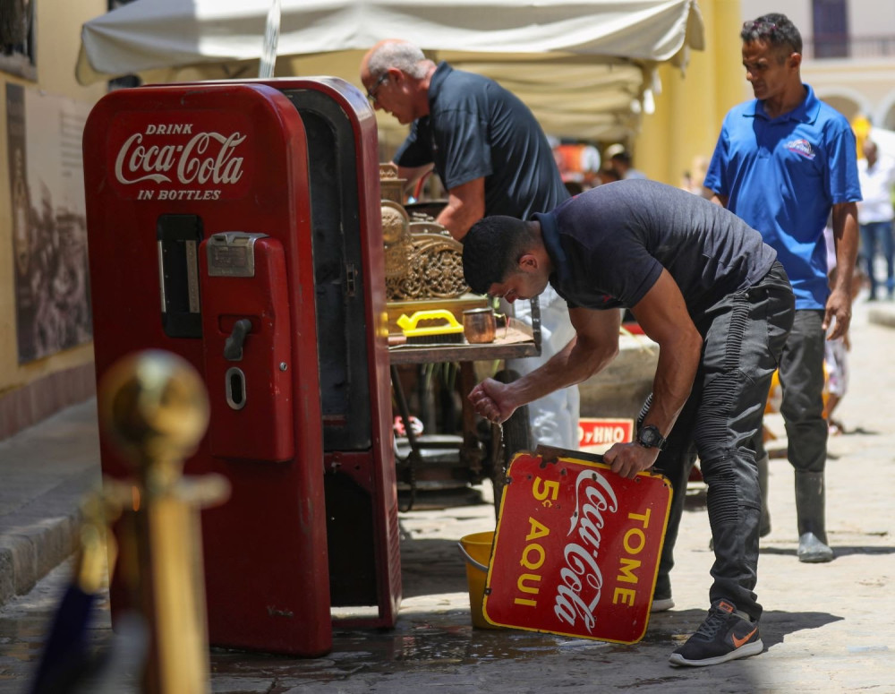 Ο Τραμπ «αλλάζει» τη συνταγή της Coca Cola: «Είναι καλύτερη έτσι»
