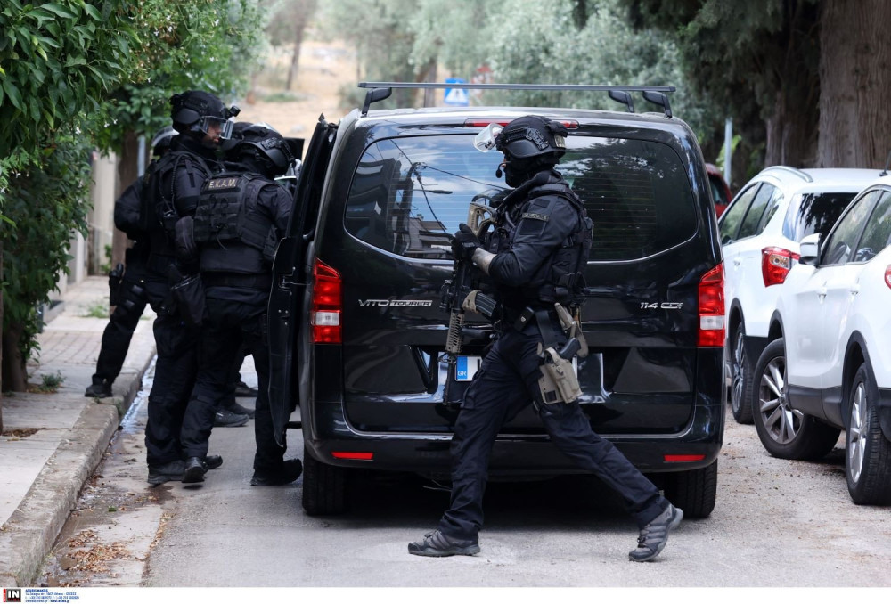 Χολαργός: άνδρας έχει ταμπουρωθεί σε διαμέρισμα - Εκκενώνεται η πολυκατοικία