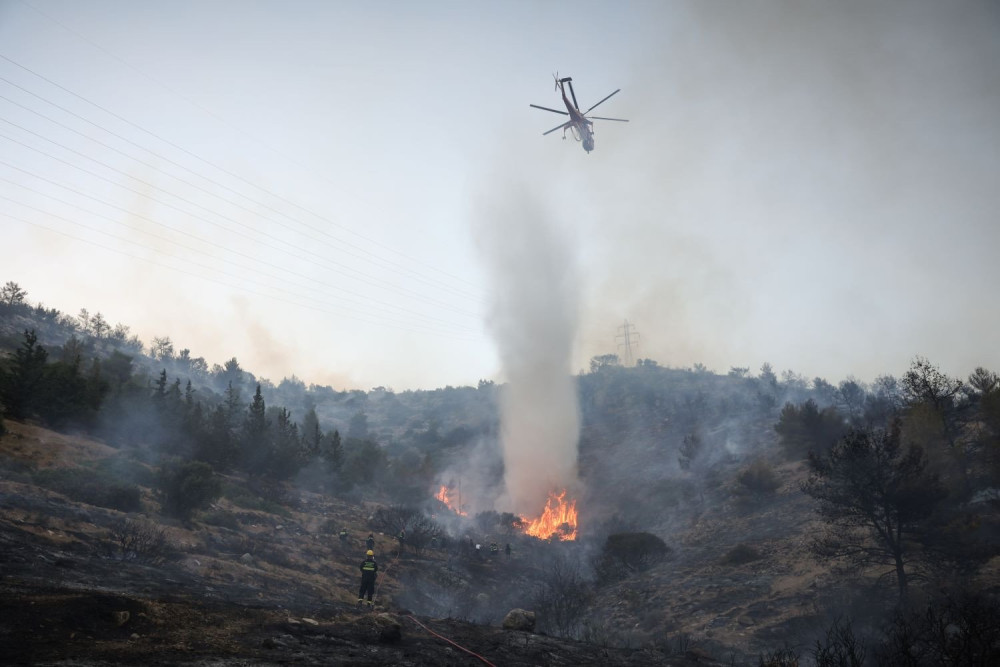 Φωτιά κοντά στην Πολυτεχνειούπολη στους πρόποδες Υμηττού - Ήχησε  το 112, έκλεισαν έξοδοι στην Αττική Οδό