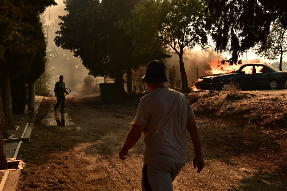 Αττική: Επεκτείνεται το πύρινο μέτωπο σε Δροσοπηγή και Κρυονέρι - Τουλάχιστον 3 σπίτια έχουν καεί (video)