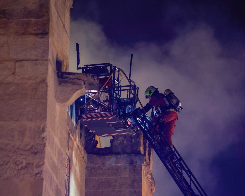 Πυρκαγιά στο ιστορικό τζαμί-καθεδρικό  ναό της Κόρδοβας – Το μνημείο διασώθηκε  (photos & video)
