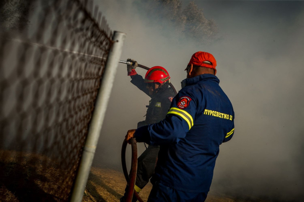 Κερατέα: από βραχυκύκλωμα σε κολόνα ηλεκτρικού ρεύματος ξεκίνησε η φωτιά