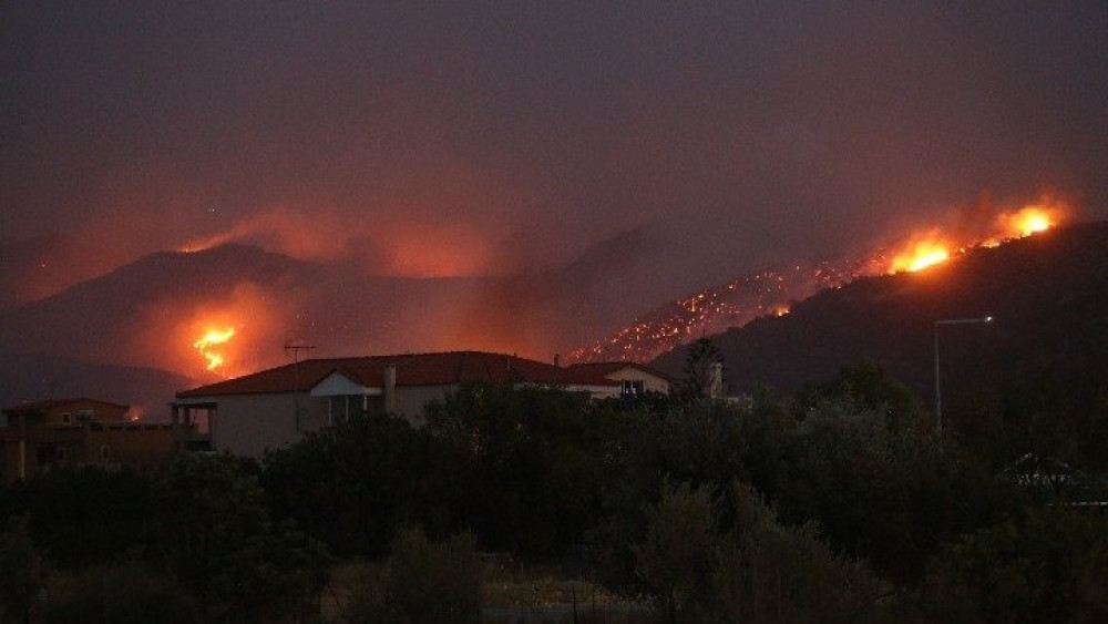 Ανάβυσσος: μήνυμα του 112 για απομάκρυνση από τον Άγιο Νικόλαο και το Μαύρο Λιθάρι