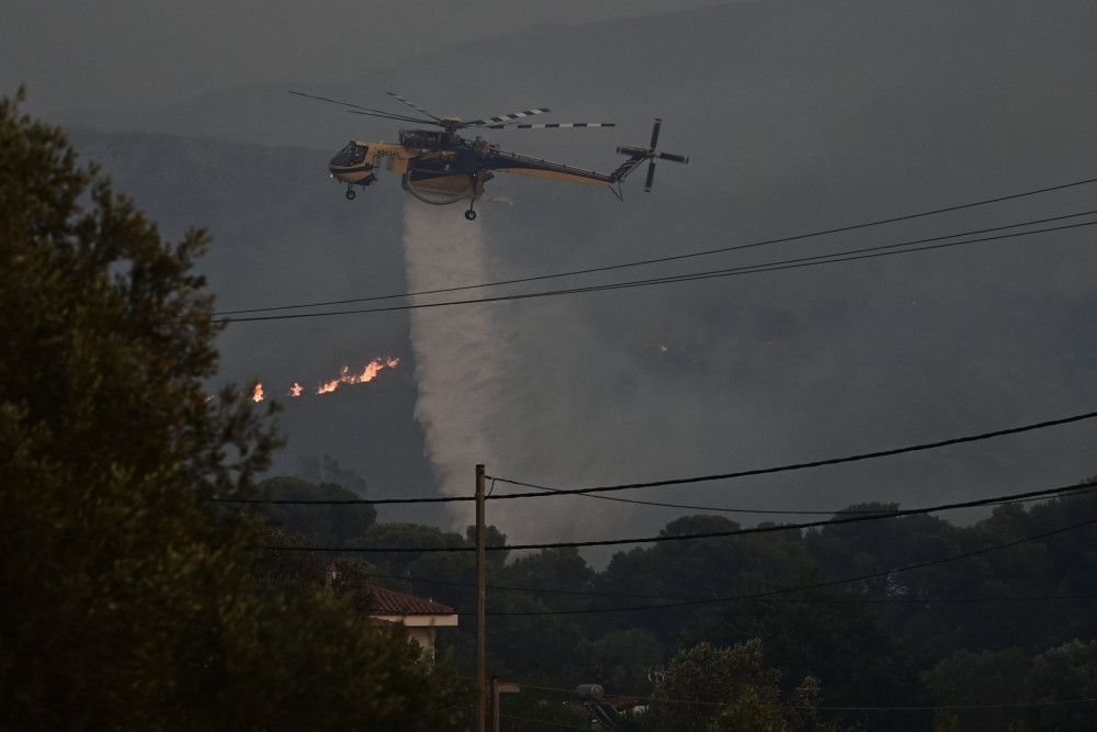 Συνεχίζεται η μάχη με τις φλόγες στην Ανατολική Αττική - Ξεκίνησαν τις ρίψεις τα εναέρια μέσα