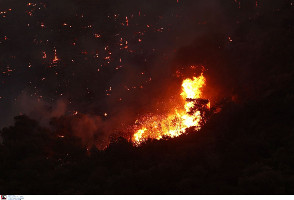 Φωτιά στην Αν. Αττική: ένας νεκρός, κάηκαν σπίτια, δεκάδες απεγκλωβισμοί - Μπαράζ εκκενώσεων, πώς ξεκίνησε (video)