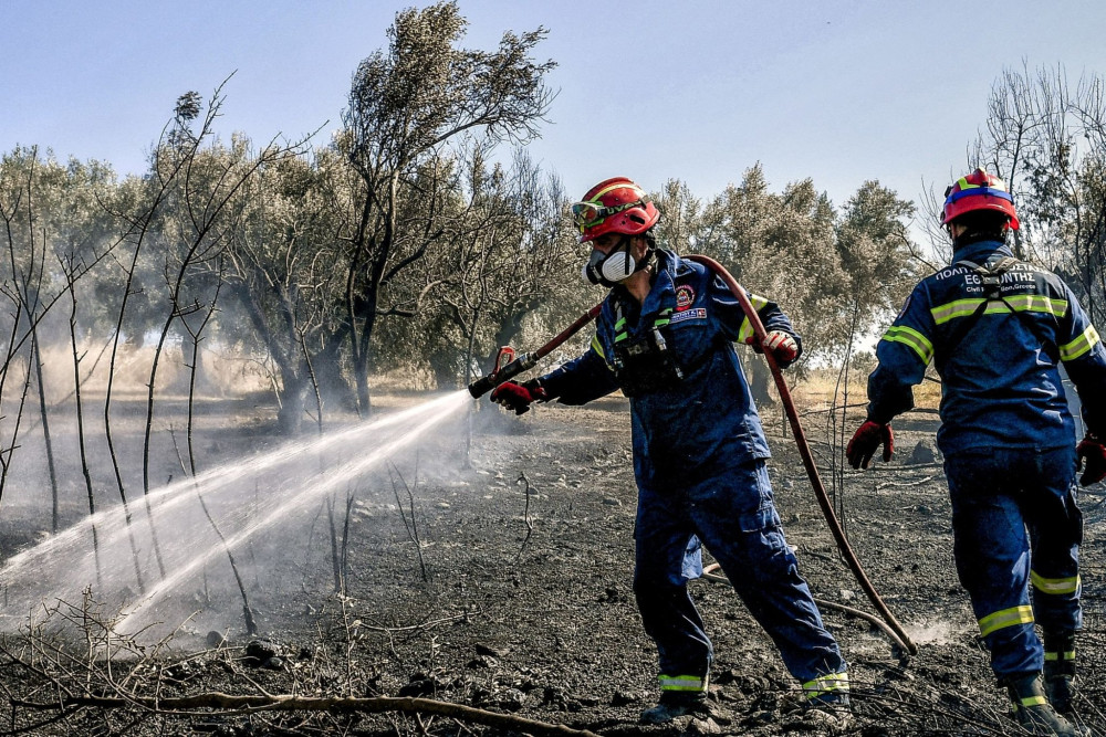 Σε ύφεση και οριοθετημένη η φωτιά στην Καλλιτεχνούπολη