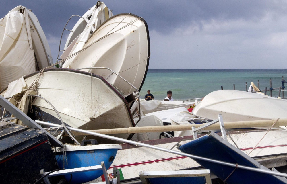 Ανεμοστρόβιλος σκόρπισε τον τρόμο σε παραλία της Ιταλίας - Κόσμος τρέχει να σωθεί (video)