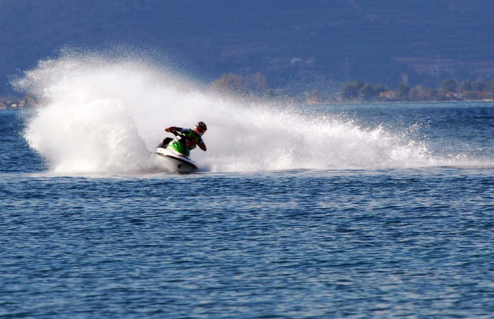 Τραυματισμός τουρίστριας σε ατύχημα με jet ski στο Ηράκλειο – Συνελήφθησαν σύζυγος και επιχειρηματίας