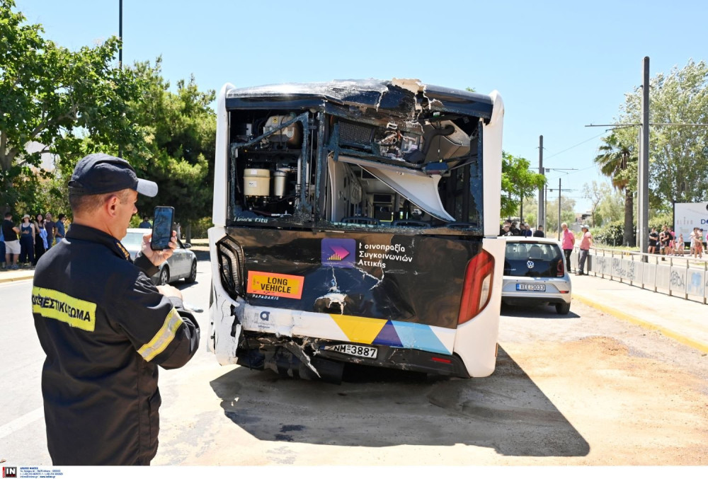 Σύγκρουση λεωφορείου με ΙΧ στη λεωφόρο Συγγρού - Αρκετοί τραυματίες (video)