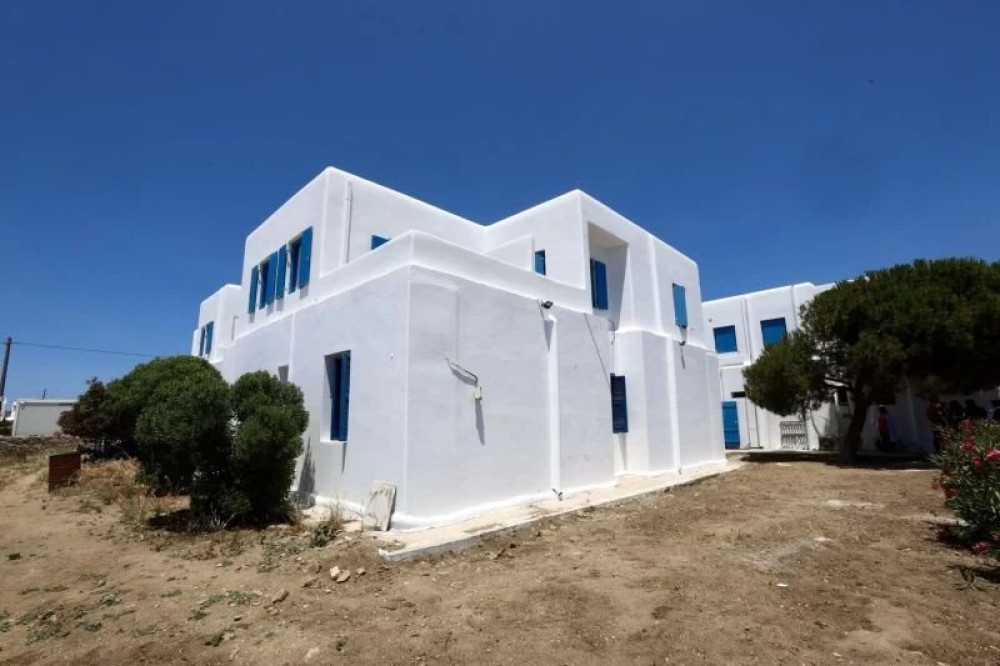 Στέγαση ιατρικού προσωπικού σε τουριστικές περιοχές: οι πρωτοβουλίες του υπουργείου Υγείας και η λύση της Μυκόνου