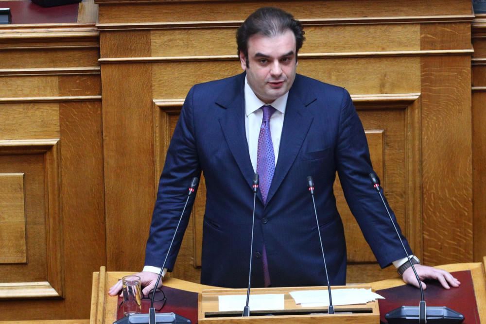 Πέρασε από τη Βουλή το σχέδιο Πιερρακάκη για κατάργηση χρεώσεων στις αναλήψεις από ΑΤΜ