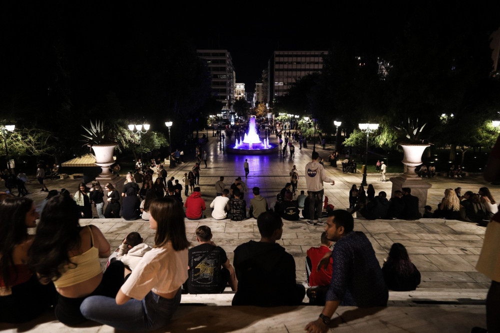 Μπάλες, μπίρες και όνειρα: όταν οι νέοι «μετακομίζουν» στις πλατείες