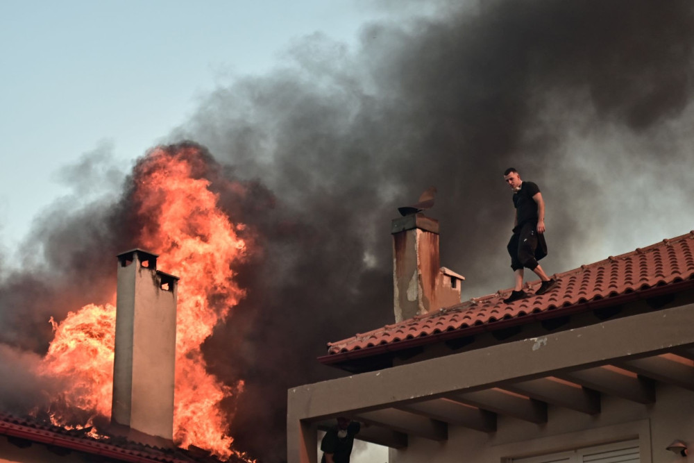 Σε γενική επιφυλακή μπαίνει ο κρατικός μηχανισμός - Ανεξέλεγκτα τα πύρινα μέτωπα