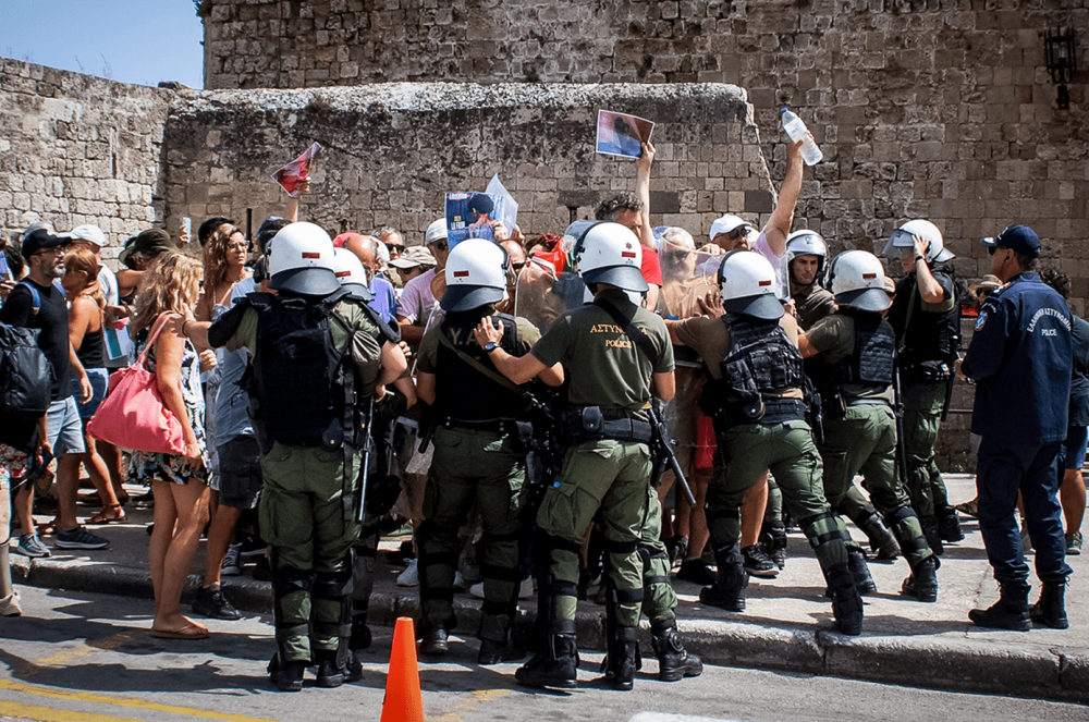 Η Νέα Αριστερά προαναγγέλλει, ο ΣΥΡΙΖΑ στηρίζει και οι μπάχαλοι δρουν: ο αντισημιτισμός γίνεται πράξη