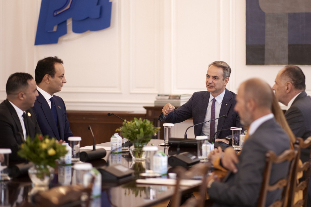Συνάντηση Μητσοτάκη με τον γιο του Χαφτάρ στο Μέγαρο Μαξίμου