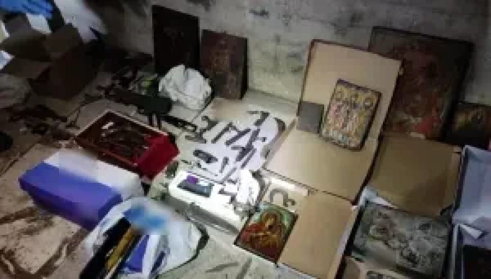 Εντοπίστηκε οπλοστάσιο σε κάδο απορριμμάτων στην Καισαριανή (photos)
