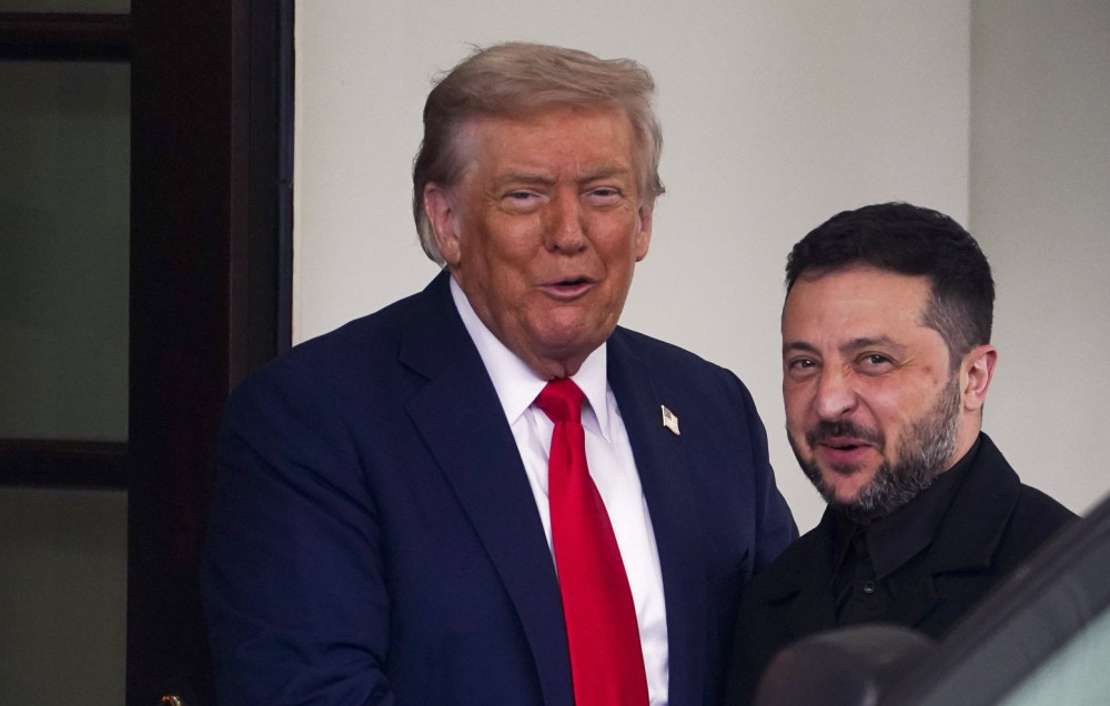 Politico: Ο Λευκός Οίκος εξετάζει τη Βουδαπέστη για την πιθανή τριμερή συνάντηση Τραμπ, Πούτιν και Ζελένσκι