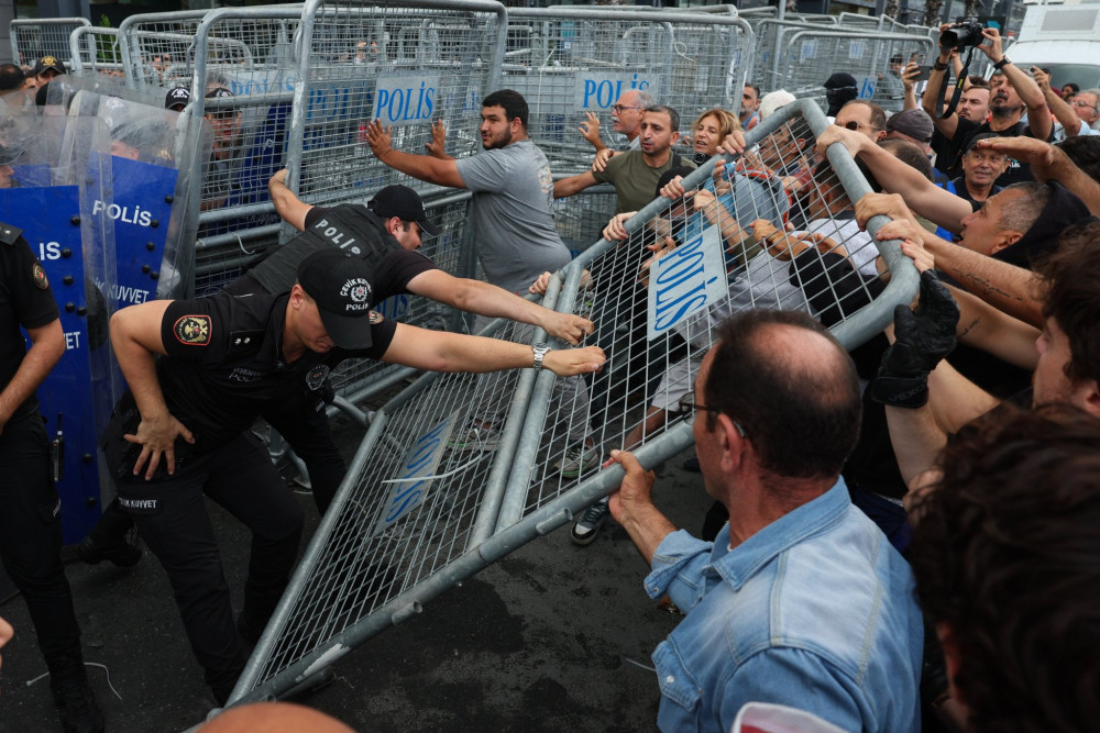 Επεισόδια στα γραφεία του CHP στην Κωνσταντινούπολη - Συγκρούσεις βουλευτών με την αστυνομία