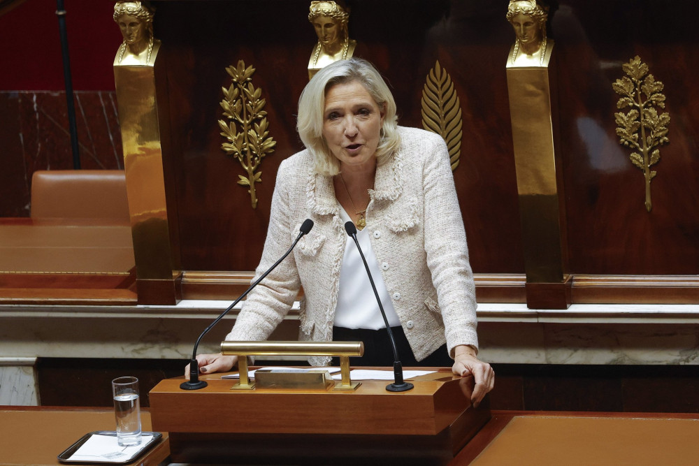 Ένοχη η Μαρίν Λεπέν: τρία χρόνια φυλάκιση, το ένα με «βραχιολάκι»