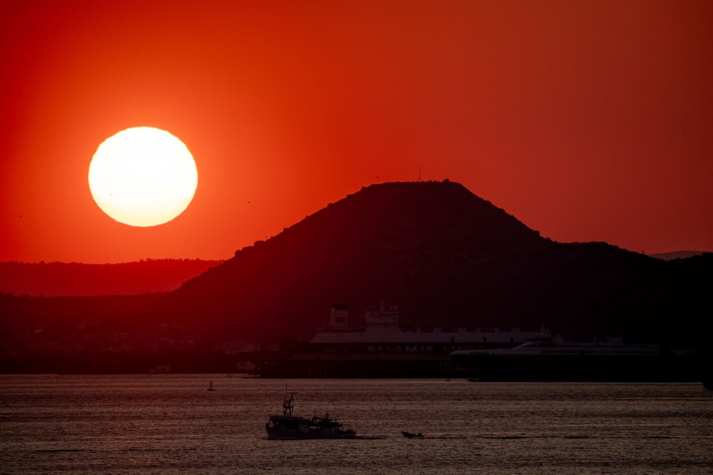 Η φαρσοκωμωδία της αντιπολίτευσης με το ηλιοβασίλεμα του Σκέρτσου
