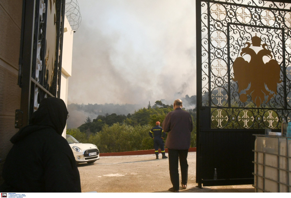 Πάτρα: Στις φλόγες τυλίχθηκε η Ιερά Μονή Αγίου Νικολάου στον Μπάλα