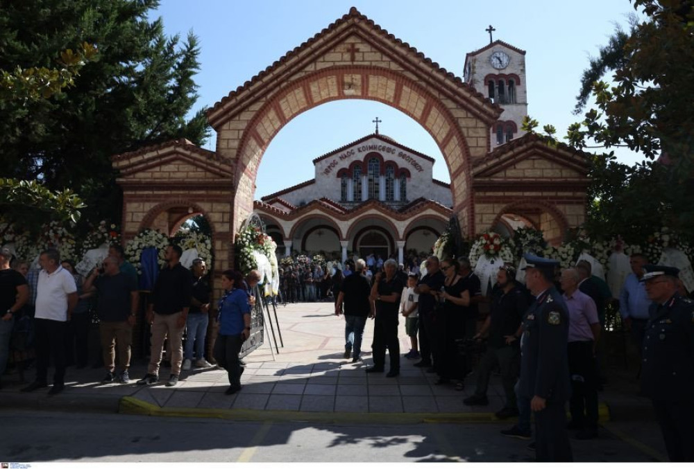 Απόστολος Βεσυρόπουλος: τυλιγμένο με την ελληνική σημαία το φέρετρό του - Παρών ο Μητσοτάκης και πλήθος πολιτικών (photos & video)