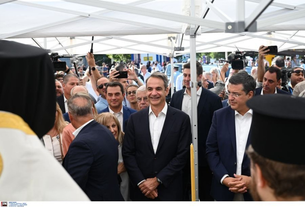 Η περιοδεία Μητσοτάκη στη ΔΕΘ: από τη Formula 1 και την μπίρα, στη φανέλα της Εθνικής και το τεστ στο AI (video)