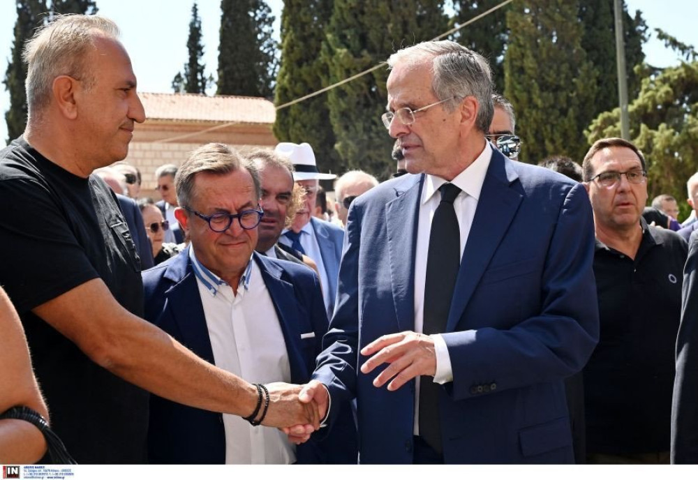 Συγκινητικές στιγμές στο Α΄ Νεκροταφείο για τη Λένα Σαμαρά - Παρόντες πολιτικοί και φίλοι (photos)